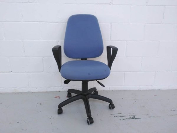 Silla de oficina estructura de plástico tapizado azul grisáceo ... Silla de oficina estructura de plástico tapizado azul grisáceo ...